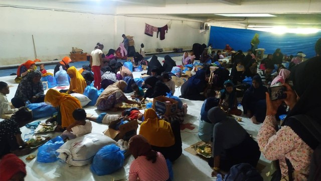 Pengungsi Rohingya sedang makan siang di gedung BMA Banda Aceh, 2 Januari 2024. Foto: acehkini 