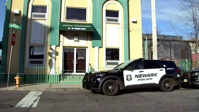 Sebuah kendaraan Polisi Newark diparkir di luar Masjid Muhammad-Newark setelah penembakan Imam Hassan Sharif di Newark, New Jersey, AS, Rabu (3/1/2024). Foto: WABC via AP