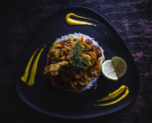 Tempat makan nasi rames di Yogyakarta. Foto hanya ilustrasi, bukan gambar sebenarnya. Sumber: Unsplash/ Louis Hansel. 