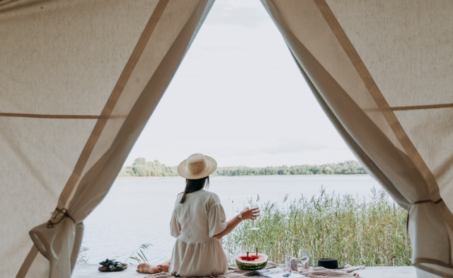 Glamping pangalengan bandung. Foto hanya ilustrasi, bukan tempat sebenarnya. Sumber: Unsplash/Lucija Ros