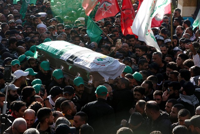 Suasana pemakaman jenazah Ahmad Hammoud, yang tewas bersama dengan wakil pemimpin Hamas Saleh al-Arouri di Burj al-Shemali di Tyre, Lebanon, Rabu (3/1/2024). Foto: Aziz Taher/Reuters