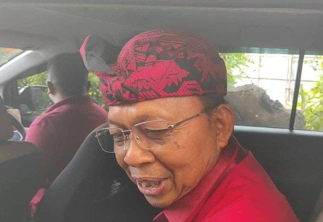 Mantan Gubernur Bali Wayan Koster di Kantor PDIP Bali. Foto: Denita br Matondang/Kumparan  