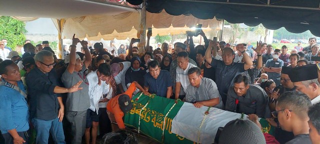 Suasana pemakaman Rizal Ramli di TPU Jeruk Purut, Jakarta Selatan, Kamis (4/1/2024). Foto: Fadlan Nuril Fahmi/kumparan