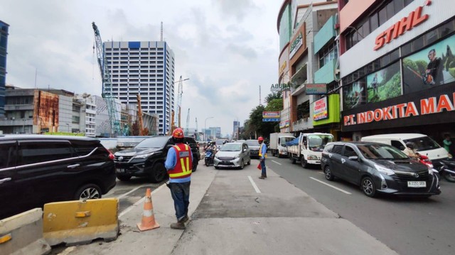 Kemacetan di Jalan Gajah Mada, Tamansari, Jakarta Barat imbas jalanan ambles, Kamis (4/1/2024). Foto: Jonathan Devin/kumparan