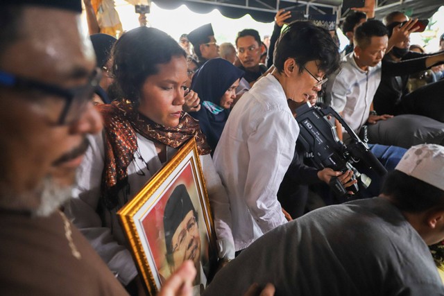 Suasana pemakaman mantan Menko Kemaritiman dan Investasi Rizal Ramli di TPU Jeruk Purut, Jakarta, Kamis (4/1/2024). Foto: Iqbal Firdaus/kumparan