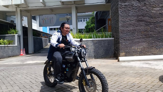 Sepeda motor listrik retro karya mahasiswa yang tergabung di Tim Gasbadra
Elins Research Club (ERC) Universitas Gadjah Mada (UGM), Kamis (4/1/2024). Foto: Arfiansyah Panji/kumparan