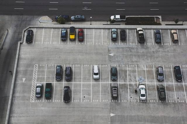 Tempat Parkir Motor di PIM. Foto hanya ilustrasi, bukan tempat yang sebenarnya. Sumber foto: Unsplash/John