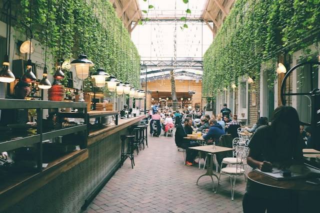 Restoran Keluarga Outdoor di Jakarta. Foto hanya ilustrasi, bukan tempat yang sebenarnya. Sumber foto: Unsplash/Petr