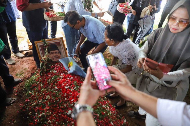 Suasana pemakaman mantan Menko Kemaritiman dan Investasi Rizal Ramli di TPU Jeruk Purut, Jakarta, Kamis (4/1/2024). Foto: Iqbal Firdaus/kumparan