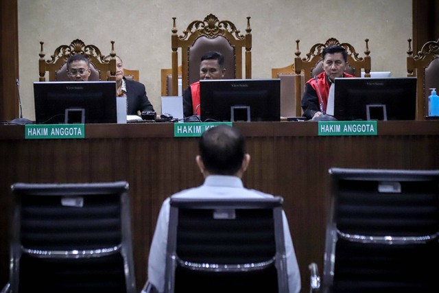 Terdakwa mantan pejabat Ditjen Pajak Kementerian Keuangan, Rafael Alun Trisambodo, hadir dalam agenda sidang putusan di Pengadilan Tindak Pidana Korupsi (Tipikor), Jakarta Pusat, Kamis (4/1/2024). Foto: Jamal Ramadhan/kumparan
