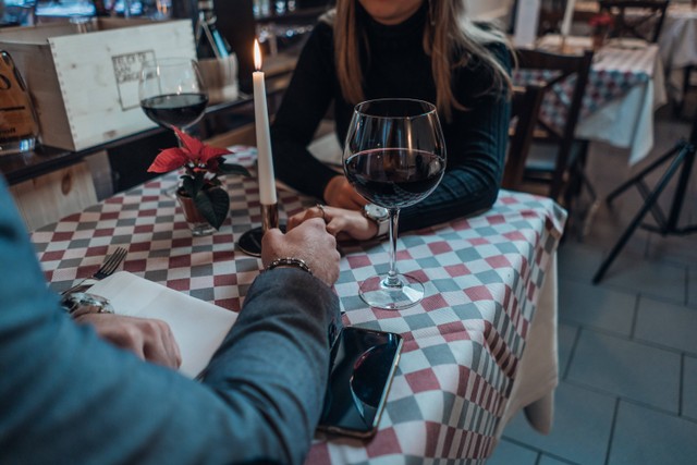 Tempat Dinner Romantis Jakarta Murah. Foto hanya sebagai ilustrasi, bukan tempat sebenarnya. Sumber: Unsplash/René Ranisch.