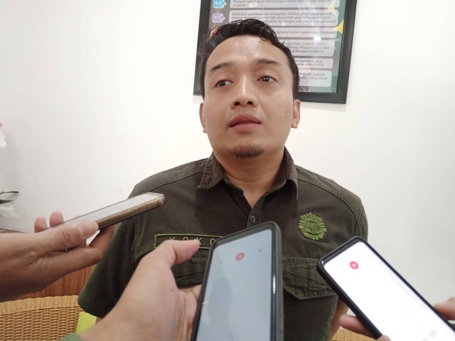 Kasi Intel Kejaksaan Negeri Kabupaten Cirebon, Ivan Yoko Wibowo, saat memberikan keterangan pers soal gapura ambruk. Foto: Tarjoni/Ciremaitoday