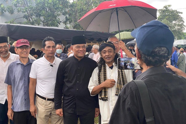Eks Panglima TNI, Gatot Nurmantyo di prosesi pemakaman Rizal Ramli di TPU Jeruk Purut, Jakarta Selatan, Kamis (4/1/2024). Foto: Dok. Istimewa
