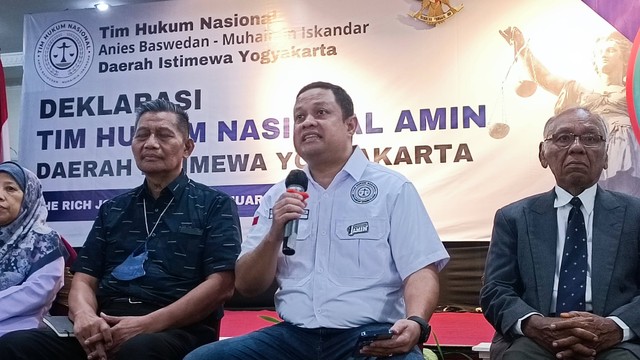Ketua Hukum Timnas AMIN Ari Yusuf Amir. Foto: Arfiansyah Panji Purnandaru/kumparan