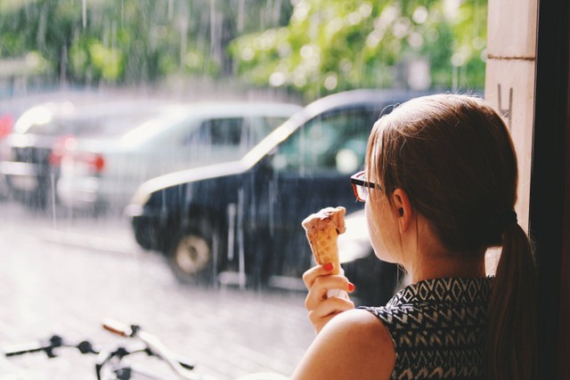  Ilustrasi makan saat hujan. Foto: Shutterstock