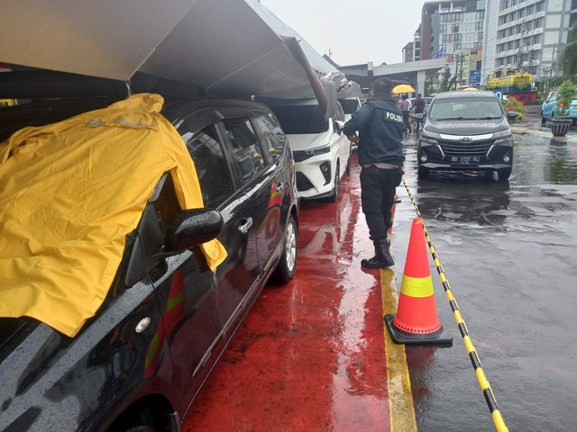 Kanopi Stasiun Tugu Yogya roboh akibat hujan lebat disertai angin dan menimpa lima mobil di bawahnya. Foto: Dok. Polresta Yogyakarta