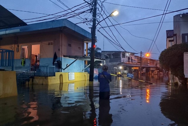 Banjir merendam Komplek Dosen Ikip, Kelurahan Jatiasih, Kota Bekasi, Kamis (4/1/2024). Foto: Dok. Istimewa