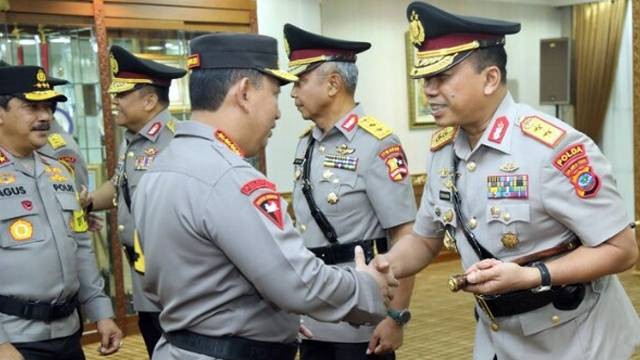 Kapolri Jenderal Polisi Listyo Sigit Prabowo memberikan selamat kepada Irjen Pol Yudhiawan usai dilantik sebagai Kapolda Sulawesi Utara. (foto: istimewa)