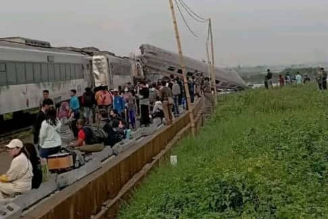 Kecelakaan Kereta Lokal Bandung Raya dengan Kereta Turangga di Cicalengka, Kabupaten Bandung, Jawa Barat, Jumat (5/1/2024). Foto: Dok. Istimewa