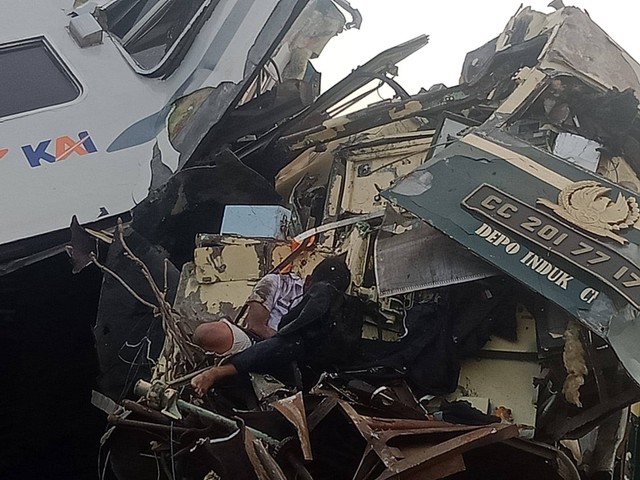 Kecelakaan Kereta Lokal Bandung Raya dengan Kereta Turangga di Cicalengka, Kabupaten Bandung, Jawa Barat, Jumat (5/1/2024). Foto: Dok. Istimewa