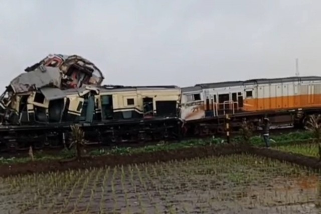 Kecelakaan Kereta Lokal Bandung Raya dengan Kereta Turangga di Cicalengka, Kabupaten Bandung, Jawa Barat, Jumat (5/1/2024). Foto: Dok. Istimewa