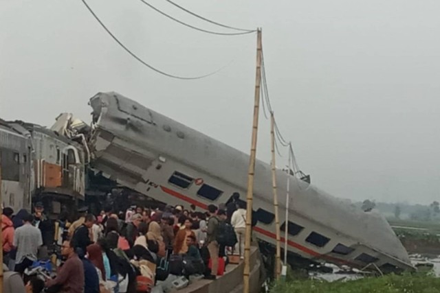 Kecelakaan Kereta Lokal Bandung Raya dengan Kereta Turangga di Cicalengka, Kabupaten Bandung, Jawa Barat, Jumat (5/1/2024). Foto: Dok. Istimewa