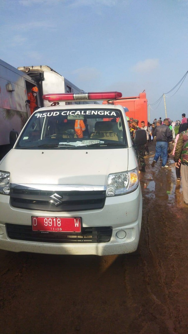 Ambulans RSUD Cicalengka di lokasi kecelakaan kereta. Foto: Dok. Istimewa