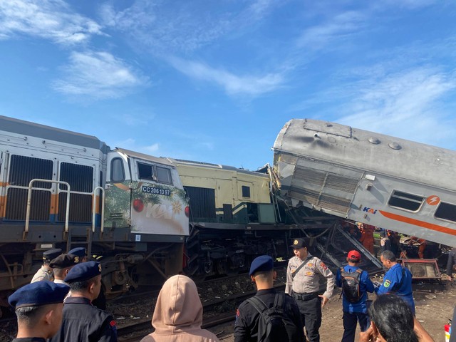 Sejumlah petugas dari kepolisian sudah berada di lokasi Kecelakaan Kereta Lokal Bandung Raya dengan Kereta Turangga di Cicalengka, Kabupaten Bandung, Jawa Barat, Jumat (5/1/2024). Foto: Dok. Istimewa