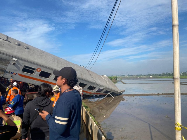 Suasana Kecelakaan Kereta Lokal Bandung Raya dengan Kereta Turangga di Cicalengka, Kabupaten Bandung, Jawa Barat, Jumat (5/1/2024). Foto: Dok. Istimewa