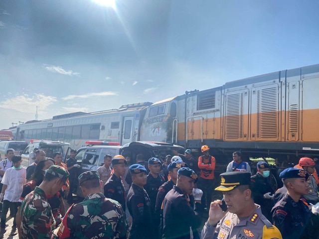 Sejumlah petugas dari kepolisian sudah berada di lokasi Kecelakaan Kereta Lokal Bandung Raya dengan Kereta Turangga di Cicalengka, Kabupaten Bandung, Jawa Barat, Jumat (5/1/2024). Foto: Dok. Istimewa