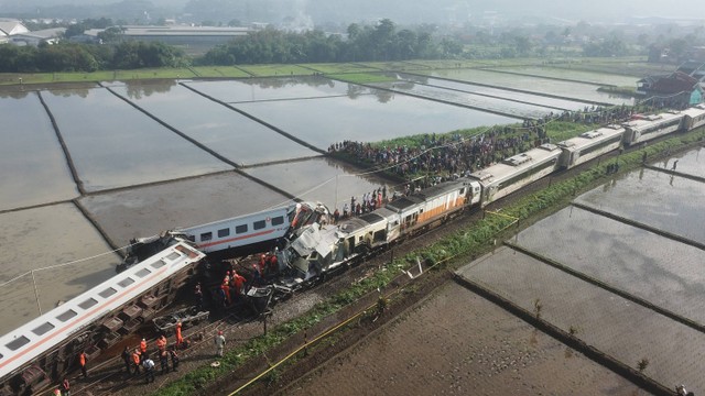 Foto udara kereta api lokal Bandung Raya yang bertabrakan dengan kereta api Turangga di Cicalengka, Kabupaten Bandung, Jawa Barat, Jumat (5/1/2024).  Foto: ANTARA FOTO/Raisan Al Farisi