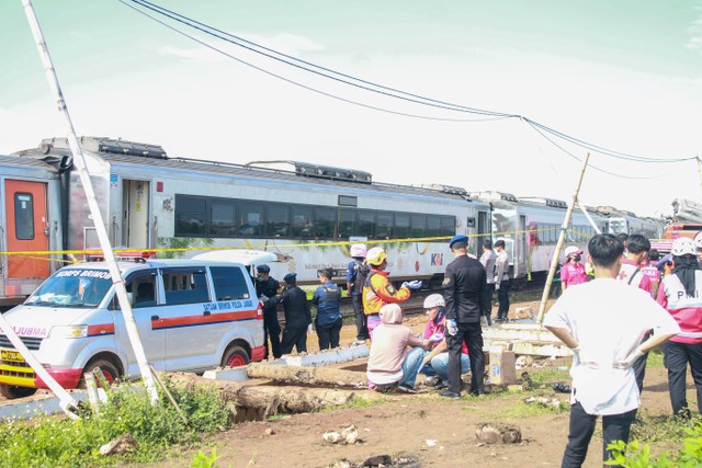 Sejumlah evakuasi korban saat terjadinya tabrakan kereta api lokal Bandung Raya yang bertabrakan dengan kereta api Turangga di Cicalengka, Kabupaten Bandung, Jawa Barat, Jumat (5/1/2024). Foto: Dok. kumparan