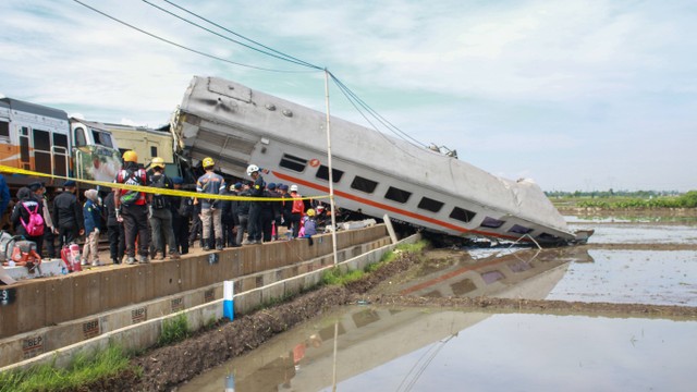 Sejumlah evakuasi korban saat terjadinya tabrakan kereta api lokal Bandung Raya yang bertabrakan dengan kereta api Turangga di Cicalengka, Kabupaten Bandung, Jawa Barat, Jumat (5/1/2024). Foto: Dok. kumparan