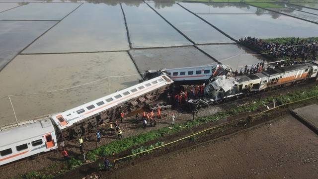 Foto udara kereta api lokal Bandung Raya yang bertabrakan dengan kereta api Turangga di Cicalengka, Kabupaten Bandung, Jawa Barat, Jumat (5/1/2024). Foto: ANTARA FOTO/Raisan Al Farisi