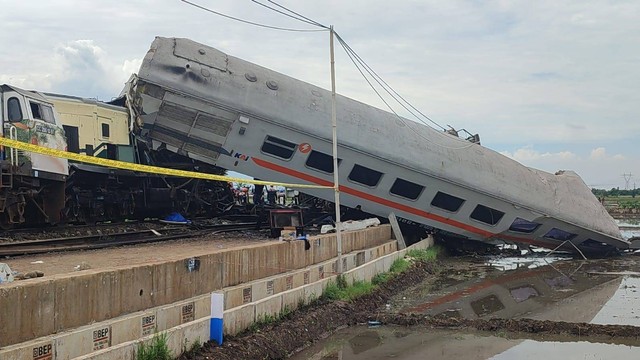 Situasi di lokasi tabrakan kereta api di Cicalengka, Kabupaten Bandung, Jumat (5/1). Foto: Rachmadi Rasyad/kumparan