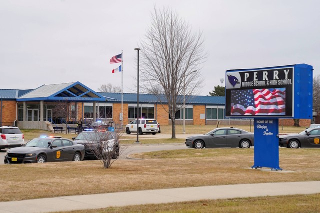 Petugas penegak hukum bekerja di lokasi penembakan di Perry High School di Perry, Iowa, AS, Kamis (4/1/2024). Foto: Scott Morgan/REUTERS