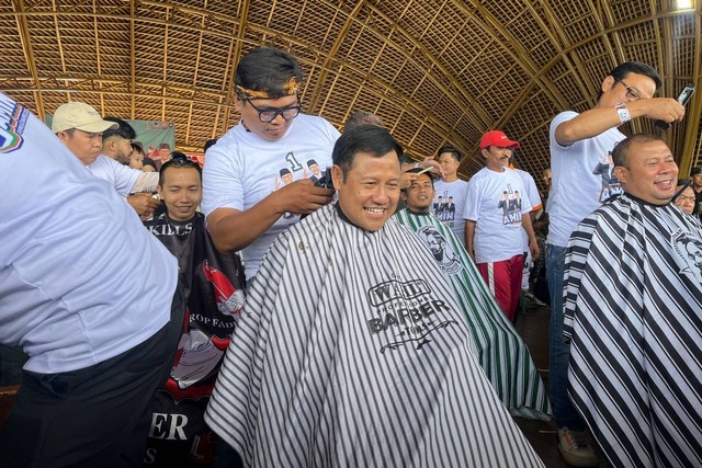 Cawapres 01 Muhaimin Iskandar alias Cak Imin ikut dalam acara cukur rambut massal di Situ Bagendit, Kabupaten Garut, Jumat (5/1/2024). Foto: Haya Syahira/kumparan