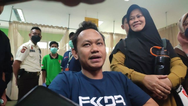 Kondisi kondektur Turangga yang sedang tidak bertugas, Diki Ramdani (33), usai kecelakaan kereta api di Cicalengka, Kabupaten Bandung, Jawa Barat, Jumat (5/1/2024). Foto: Rachmadi Rasyad/kumparan