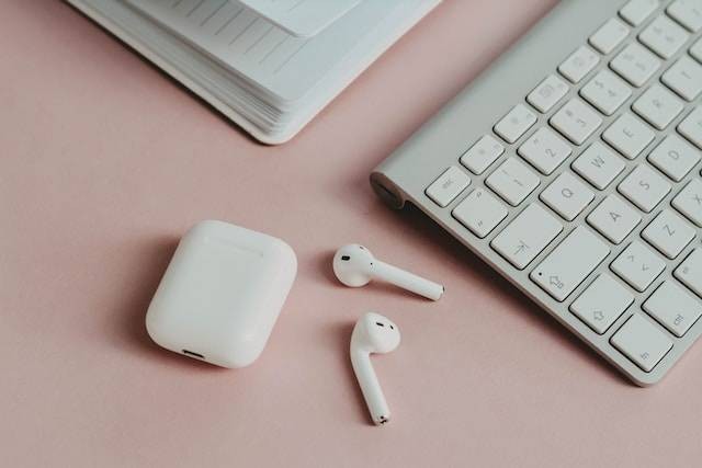 ilustrasi apakah AirPods bisa digunakan di Android? Foto: unsplash.com. 