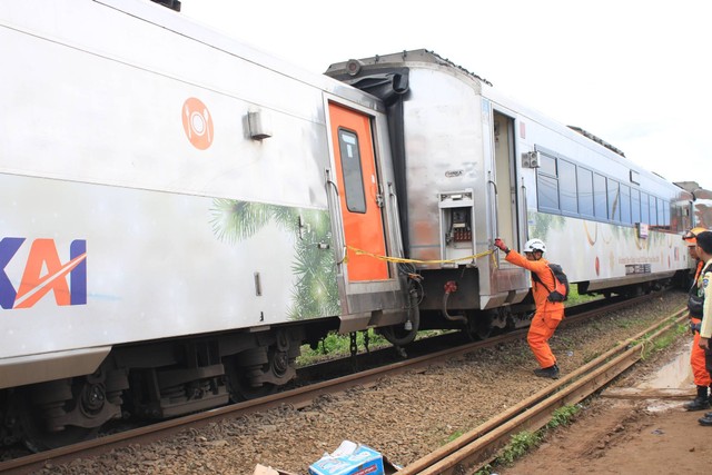 Lokasi korban terjepit pada kecelakaan kereta api lokal Bandung Raya dengan kereta api Turangga di Cicalengka, Kabupaten Bandung, Jawa Barat, Jumat (5/1/2024). Foto: kumparan