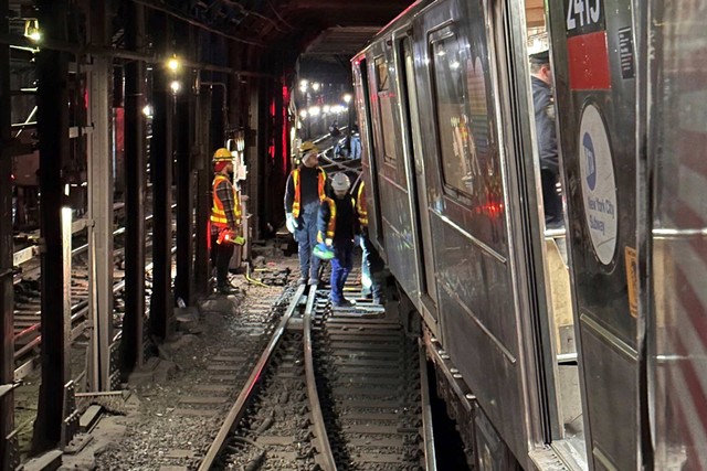 Personel darurat di lokasi kereta bawah tanah yang tergelincir di gerbong kereta bawah tanah Kota New York, AS, Kamis (4/1/2024). Foto: Manajemen Darurat NYC melalui AP