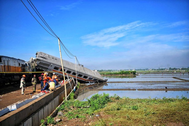 Petugas saat evakuasi korban kereta api lokal Bandung Raya yang bertabrakan dengan kereta api Turangga di Cicalengka, Kabupaten Bandung, Jawa Barat, Jumat (5/1/2024). Foto: Rizal Fs/Biro Adpim Jabar