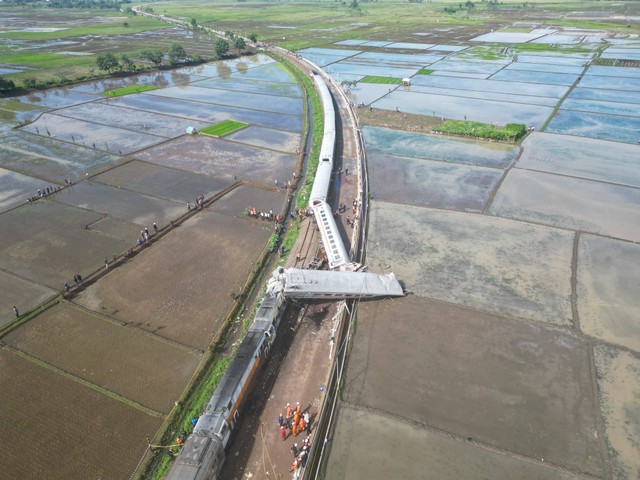 Foto udara kereta api lokal Bandung Raya yang bertabrakan dengan kereta api Turangga di Cicalengka, Kabupaten Bandung, Jawa Barat, Jumat (5/1/2024). Foto: Rizal Fs/Biro Adpim Jabar