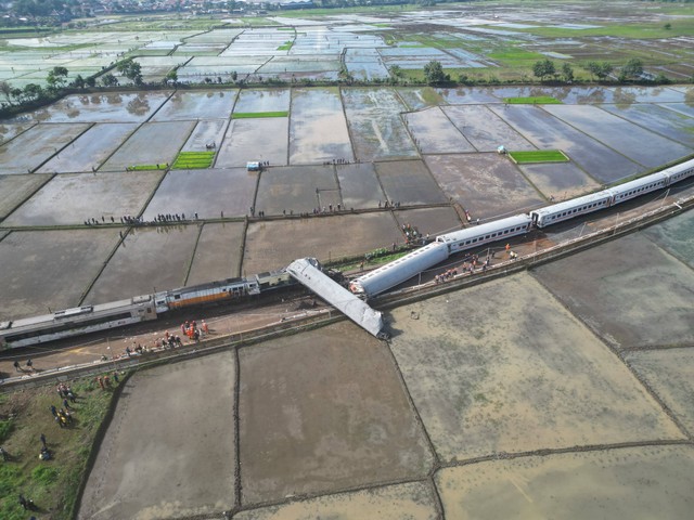 Foto udara kereta api lokal Bandung Raya yang bertabrakan dengan kereta api Turangga di Cicalengka, Kabupaten Bandung, Jawa Barat, Jumat (5/1/2024). Foto: Rizal Fs/Biro Adpim Jabar