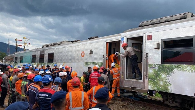 Proses evakuasi Pramugara KA Turangga bernama Andrian yang terhimpit di gerbong kereta yang kecelakaan di Cicalengka, Jumat (5/1/2024). Foto: Rachmadi Rasyad/kumparan