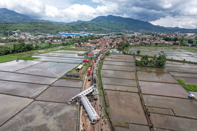 Foto udara proses evakuasi jenazah korban kecelakaan kereta api yang mengalami kecelakaan di Cicalengka, Kabupaten Bandung, Jawa Barat, Jumat (5/1/2024). Foto: Raisan Al Farisi/ANTARA FOTO