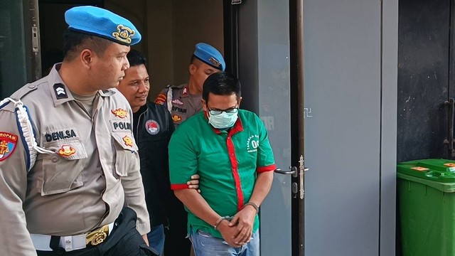 Ibra Azhari usai jalani pemeriksaan kesehatan, Polres Jakarta Barat, Jumat (5/1/2024). Foto: Giovanni/kumparan