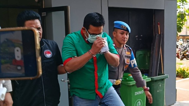 Ibra Azhari usai jalani pemeriksaan kesehatan, Polres Jakarta Barat, Jumat (5/1/2024). Foto: Giovanni/kumparan