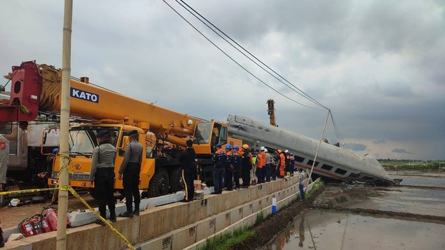 Crane mulai dioperasikan untuk evakuasi kereta api yang kecelakaan di Cicalengka, Kabupaten Bandung.  Foto: Rachmadi Rasyad/kumparan