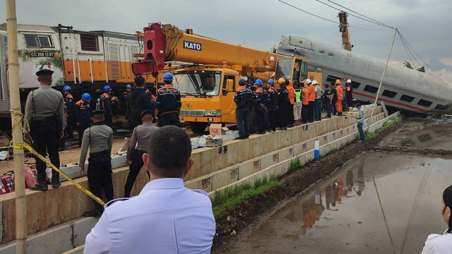 Crane mulai dioperasikan untuk evakuasi kereta api yang kecelakaan di Cicalengka, Kabupaten Bandung.  Foto: Rachmadi Rasyad/kumparan